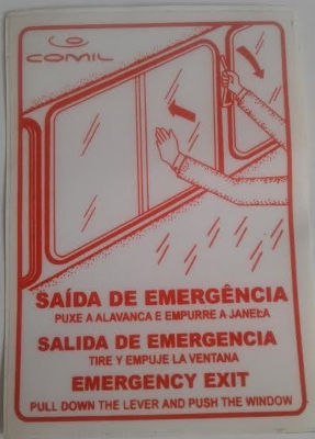 [Imagem: Instruções de saída de emergência de ônibus. Português: 'Saída de emergência: Puxe a alavanca e empurre a janela'. Espanhol: 'Salida de emergencia: Tire y empuje la ventana'. Inglês: 'Emergency exit: Pull down the lever and push the window'.]